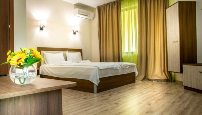 Eco Hotel Momata Kolarovo Bagian luar foto